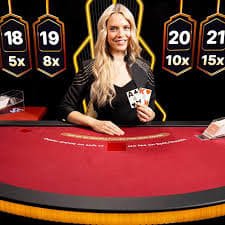 Dashboard promosi Lucky Twins menampilkan cashback mingguan, penawaran reload, dan bonus rujukan